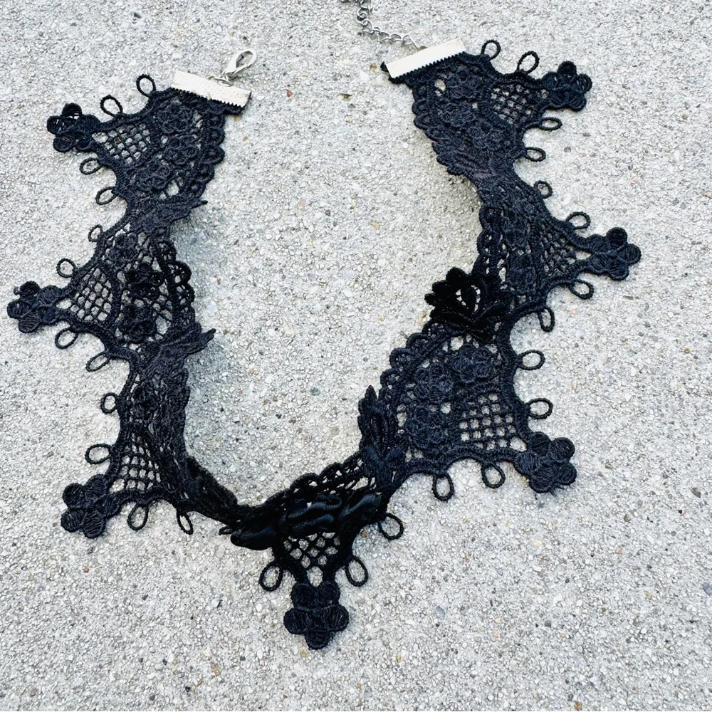 VINTAGE lace choker necklace wide Victorian floral goth costume black collar - Picture 3 of 6